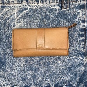 creme/tan coach wallet! amazing condition